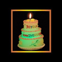 Le gâteau luminescent joyeux anniversaire